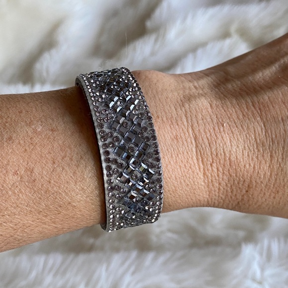 Gray Snap button closure cuff beaded bracelet. - Picture 3 of 4